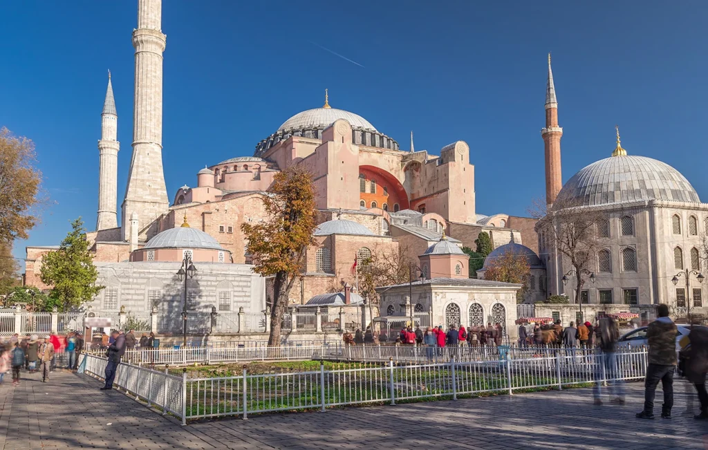 Συνελήφθησαν δυο Έλληνες που άνοιξαν ελληνική σημαία στην Αγιά Σοφιά