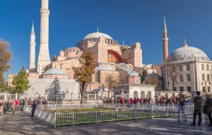 Συνελήφθησαν δυο Έλληνες που άνοιξαν ελληνική σημαία στην Αγιά Σοφιά