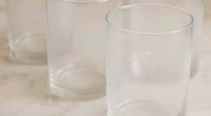 Η γιαγιά μου μού έμαθε αυτό το κόλπο για να κάνω τα θαμπά ποτήρια να αστράψουν σε 2 λεπτά χωρίς καθόλου κόπο. Να πώς γίνεται
