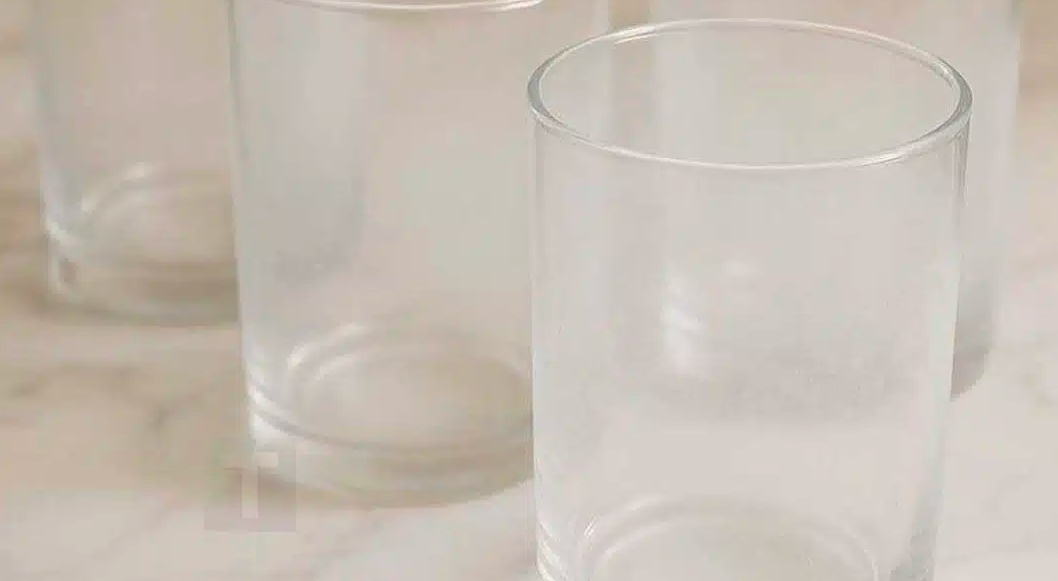 Η γιαγιά μου μού έμαθε αυτό το κόλπο για να κάνω τα θαμπά ποτήρια να αστράψουν σε 2 λεπτά χωρίς καθόλου κόπο. Να πώς γίνεται