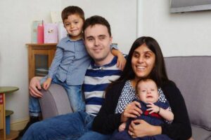 Τυφλή μαμά εξομολογείται: Δεν βλέπω τα παιδιά μου αλλά τα αγγίζω, τα νιώθω, τα μυρίζω