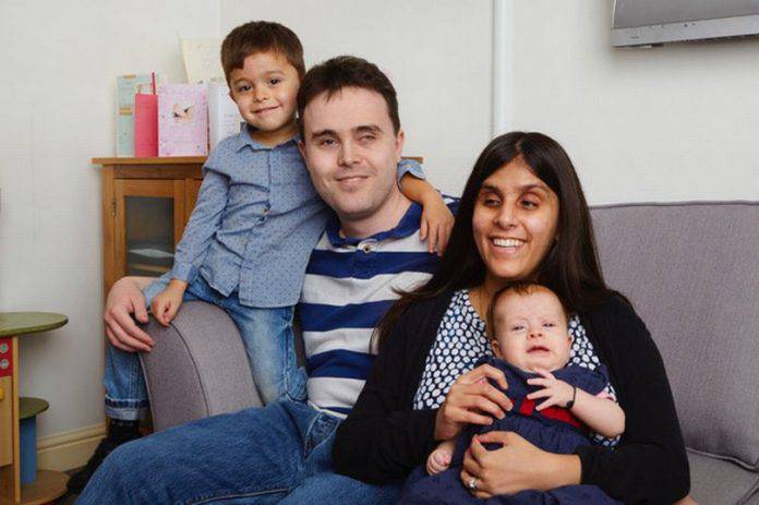 Τυφλή μαμά εξομολογείται: Δεν βλέπω τα παιδιά μου αλλά τα αγγίζω, τα νιώθω, τα μυρίζω