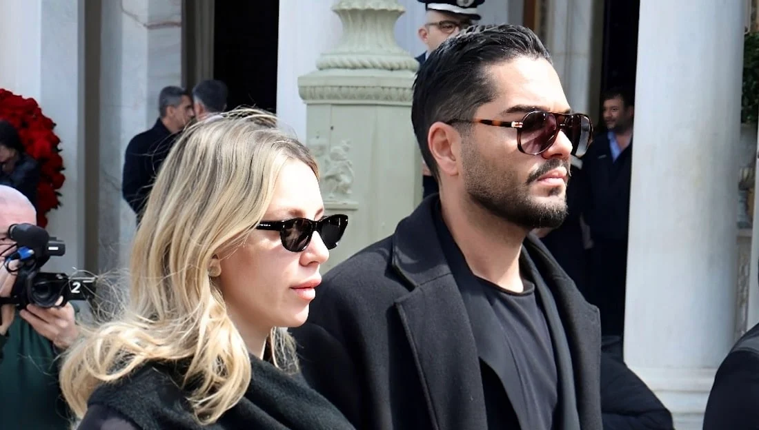 Γιατί όλοι κράζουν την Γαρυφαλλιά Καληφώνη: Τι φόρεσε και τι κρατούσε στην κηδεία της Μαρινέλλας