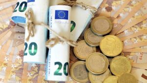 Αυτόματα στους λογαριασμούς: Από 2 Απριλίου πληρώνονται επιδόματα και δώρο Πάσχα