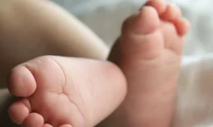 Φpίκη: Νεκρό 7 μηνών βρέφος από αδέσποτη σφαίρα μέσα σε…