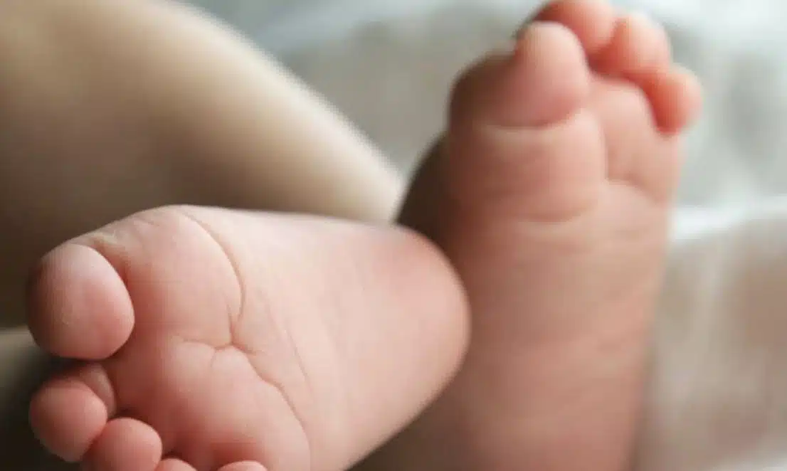 Φpίκη: Νεκρό 7 μηνών βρέφος από αδέσποτη σφαίρα μέσα σε...