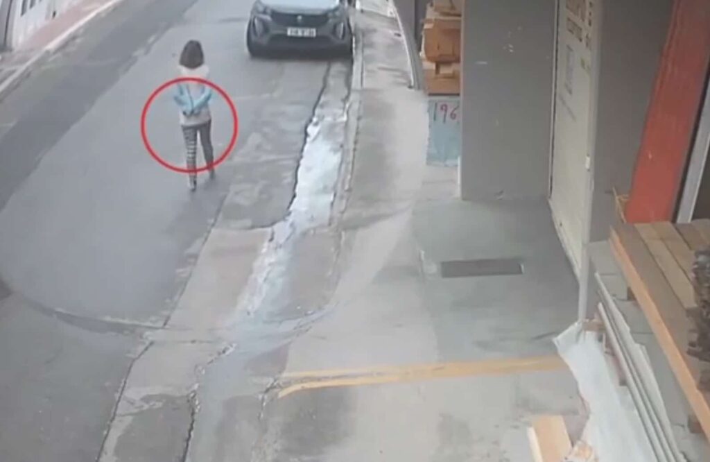 Λακωνία: Σοκ με βίντεο που δείχνει γυναίκα δεμένη πισθάγκωνα να περπατάει ξυπόλητη – Μία εβδομάδα αργότερα πέθανε