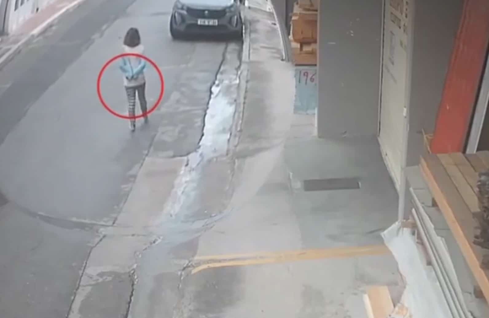 Λακωνία: Σοκ με βίντεο που δείχνει γυναίκα δεμένη πισθάγκωνα να περπατάει ξυπόλητη – Μία εβδομάδα αργότερα πέθανε