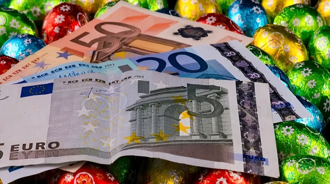 Αμοιβές για τις αργίες του Πάσχα: Πώς υπολογίζονται ημερομίσθιο και μηνιαίος μισθός