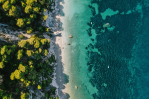 Αυτές είναι οι 251 «απάτητες παραλίες» για το 2026 – Πού απαγορεύονται ομπρέλες και ξαπλώστρες