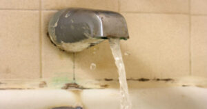 Μούχλα στο μπάνιο: Το κόλπο για να την βγάλετε από κάθε δύσκολο σημείο