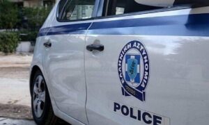 EKTAKTO: Συνελήφθη εγγονή πασίγνωστου πολιτικού – Είχε στην κατοχή της…