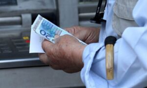 Σύνταξη από το Δημόσιο πριν τα 62 – Ποιοι «κλειδώνουν» έξοδο