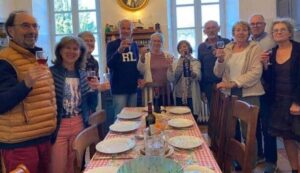 Για να μην καταλήξουν σε γηροκομείο: 14 ηλικιωμένοι αγόρασαν ένα μεγάλο σπίτι και ζουν όλοι μαζί