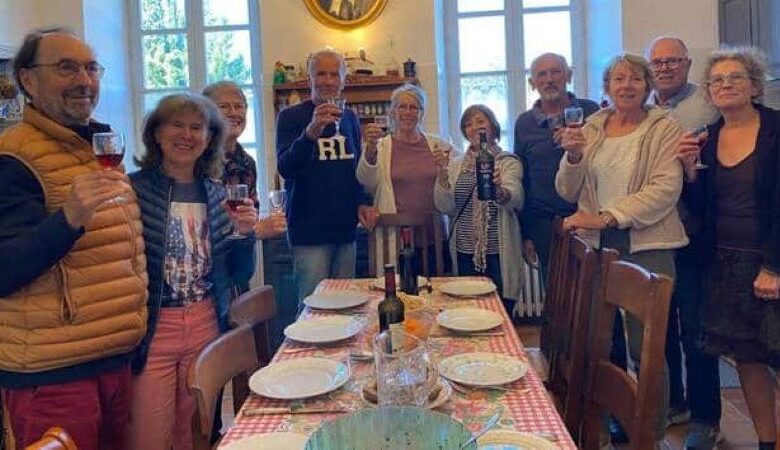 Για να μην καταλήξουν σε γηροκομείο: 14 ηλικιωμένοι αγόρασαν ένα μεγάλο σπίτι και ζουν όλοι μαζί