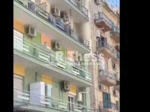 ΣΟΚ ΤΩΡΑ ΣΤΗ ΘΕΣΣΑΛΟΝΙΚΗ: ΦΟΙΤΗΤΗΣ ΑΠΕΙΛΕΙ ΝΑ ΠΕΣΕΙ ΑΠΟ ΤΟΝ 3ο ΟΡΟΦΟ