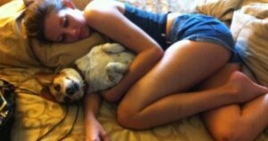 Κοιμηθείτε αγκαλιά με το σκυλάκι σας, δεν υπάρχει τίποτε ομορφότερο στον κόσμο