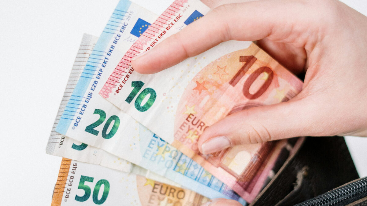 Επίδομα ΟΠΕΚΑ έως 3.500 ευρώ: Ποιοι είναι οι δικαιούχοι και πως γίνεται η αίτηση;