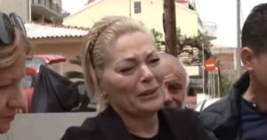 Ξέσπασε σε κλάματα η μητέρα της 19χρονης Μυρτώς: «Θα φύγω μαζί της, δεν την αφήνω μόνη της»