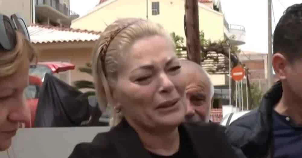 Ξέσπασε σε κλάματα η μητέρα της 19χρονης Μυρτώς: «Θα φύγω μαζί της, δεν την αφήνω μόνη της»