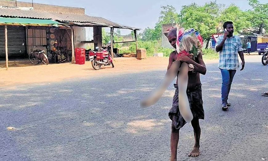 Πάγωσε όλη η πόλη: Ξέθαψε την αδελφή του και πήγε με τον σκελετό της στην τράπεζα για ανάληψη