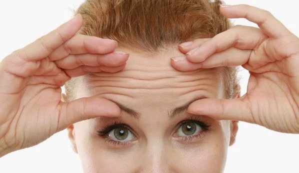 Γι’ αυτό γεμίζεις ρυτίδες στο πρόσωπο: Το λάθος που κάνουμε όλες οι γυναίκες 40+ που μας προκαλεί πρόωρες ρυτίδες και μας δείχνει μεγαλύτερες