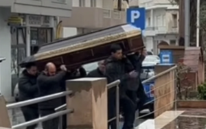 Σπαραγμός στην κηδεία της Ελευθερίας Γιακουμάκη – «Μια γυναίκα 43 χρονών δεν είχε δικαίωμα να ζήσει επειδή χώρισε;»