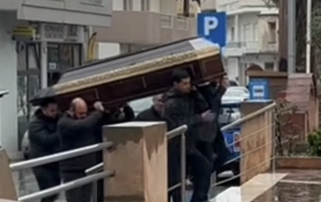 Σπαραγμός στην κηδεία της Ελευθερίας Γιακουμάκη - «Μια γυναίκα 43 χρονών δεν είχε δικαίωμα να ζήσει επειδή χώρισε;»