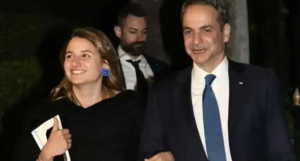 Κυριάκος Μητσοτάκης: Με την κόρη του, Δάφνη εμφανίστηκε στο χθεσινοβραδινό δείπνο με τον Εμανουέλ Μακρόν στο Προεδρικό Μέγαρο