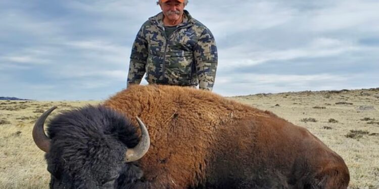 Εκατομμυριούχος κυνηγός ποδοπατήθηκε από 5 ελέφαντες σε σαφάρι στην Αφρική