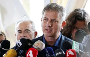 «Ο Γεράσιμος δίνει μάχη με πόνους φρικτούς, ζει στο σκοτάδι άδικα» – Συγκλονίζει ο πατέρας του μοναδικού επιζώντα από το πρώτο βαγόνι στα Τέμπη