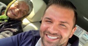 «Ξέρω ότι πολλοί θα με κοροϊδεύουν, που έβγαλα φωτογραφία με τη γιαγιά μου»