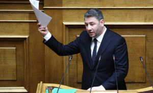 ΧΑΜΟΣ ΣΤΗΝ ΒΟΥΛΗ – ΑΣΤΡΑΨΕ ΚΑΙ ΒΡΟΝΤΗΞΕ Ο ΑΝΔΡΟΥΛΑΚΗΣ:ΣΦΟΔΡΗ ΕΠΙΘΕΣΗ ΚΑΤΑ ΜΗΤΣΟΤΑΚΗ