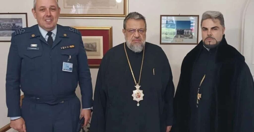 Ποιος είναι ο νέος στρατιωτικός ιερέας της Καλαμάτας που «γκρέμισε» το διαδίκτυο με την εμφάνισή του