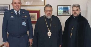 Ποιος είναι ο νέος στρατιωτικός ιερέας της Καλαμάτας που «γκρέμισε» το διαδίκτυο με την εμφάνισή του