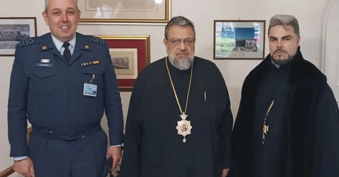 Ποιος είναι ο νέος στρατιωτικός ιερέας της Καλαμάτας που «γκρέμισε» το διαδίκτυο με την εμφάνισή του