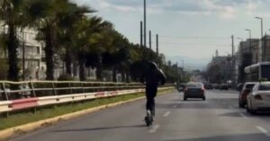 Συγγρού: Οδηγούσε ηλεκτρικό πατίνι στην αριστερή λωρίδα, δείτε βίντεο