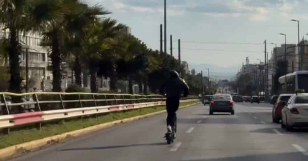 Συγγρού: Οδηγούσε ηλεκτρικό πατίνι στην αριστερή λωρίδα, δείτε βίντεο
