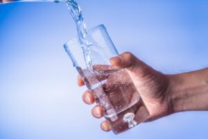 7 πράγματα που θα συμβούν αν πίνεις 4 λίτρα νερό την ημέρα