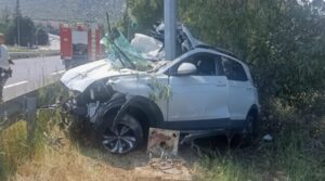 Φρικτό τροχαίο στην Εθνική Οδό: ΙΧ καρφώθηκε σε κολώνα – Σκοτώθηκε η οδηγός