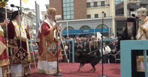 Αμβρόσιος: Ενοχλήθηκε με σκύλο, τον έδιωξε με την ποιμαντορική ράβδο