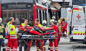 Λεωφορείο έπεσε πάνω σε σούπερ μάρκετ –Αναφορές για νεκρούς και τραυματίες