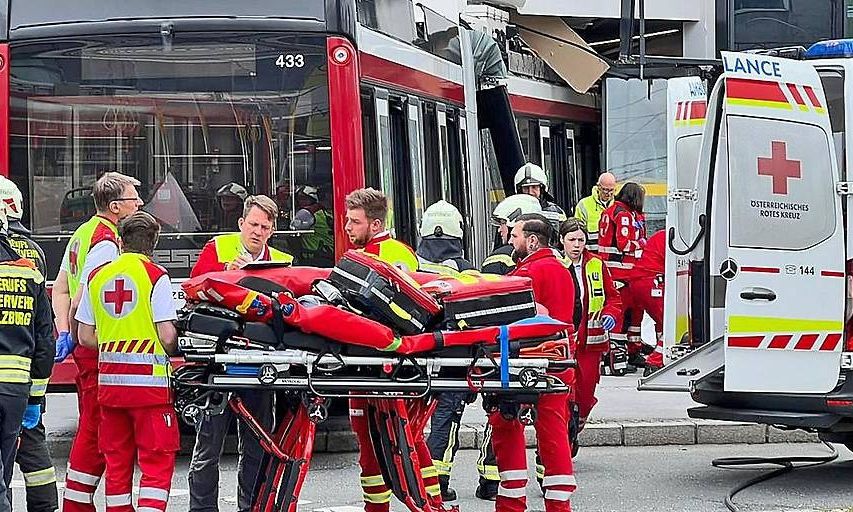 Λεωφορείο έπεσε πάνω σε σούπερ μάρκετ –Αναφορές για νεκρούς και τραυματίες