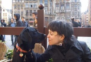 H Ιωάννα-Μαρία τυφλώθηκε από ιατρικό λάθος, σπούδασε ψυχολογία και ίδρυσε την πρώτη σχολή για σκύλους-οδηγούς τυφλών στην Ελλάδα