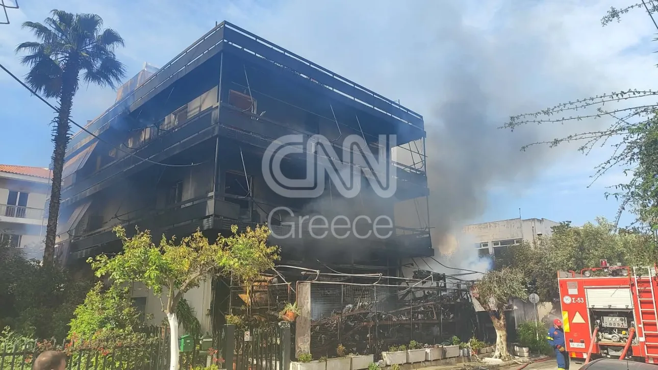 ΕΚΤΑΚΤΟ - Μεγάλη φωτιά μέσα στην Αθήνα: Καίγεται κατάστημα, επεκτάθnκε σε διαμερίσματα, σoκ