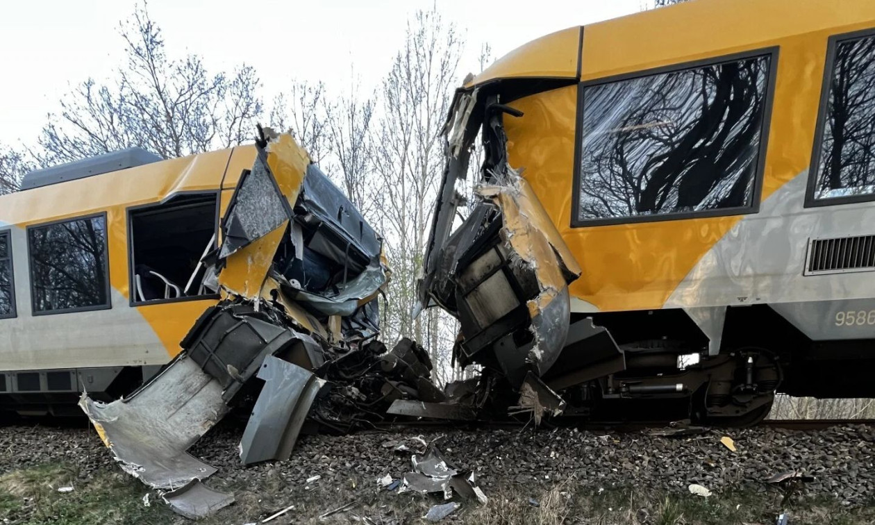 ΣΥΓΚΡΟΥΣΗ ΔΥΟ ΤΡΕΝΩΝ ΤΩΡΑ: ΑΠΙΣΤΕΥΤΗ ΤΡΑΓΩΔΙΑ ΠΡΩΙ ΠΡΩΙ – ΔΥΣΤΥΧΩΣ…