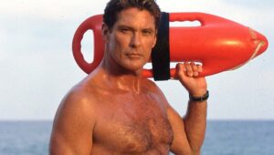 Έχει μείνει μισός, μετακινείται με ΠΙ, μοιάζει… 90χρονος: Θυμάστε τον άλλοτε γόη του Baywatch, Ντέιβιντ Χάσελχοφ; Θα πάθετε σοκ μόλις δείτε πως είναι σήμερα