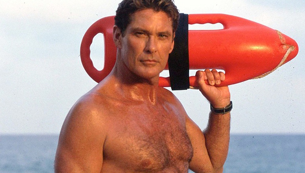 Έχει μείνει μισός, μετακινείται με ΠΙ, μοιάζει… 90χρονος: Θυμάστε τον άλλοτε γόη του Baywatch, Ντέιβιντ Χάσελχοφ; Θα πάθετε σοκ μόλις δείτε πως είναι σήμερα