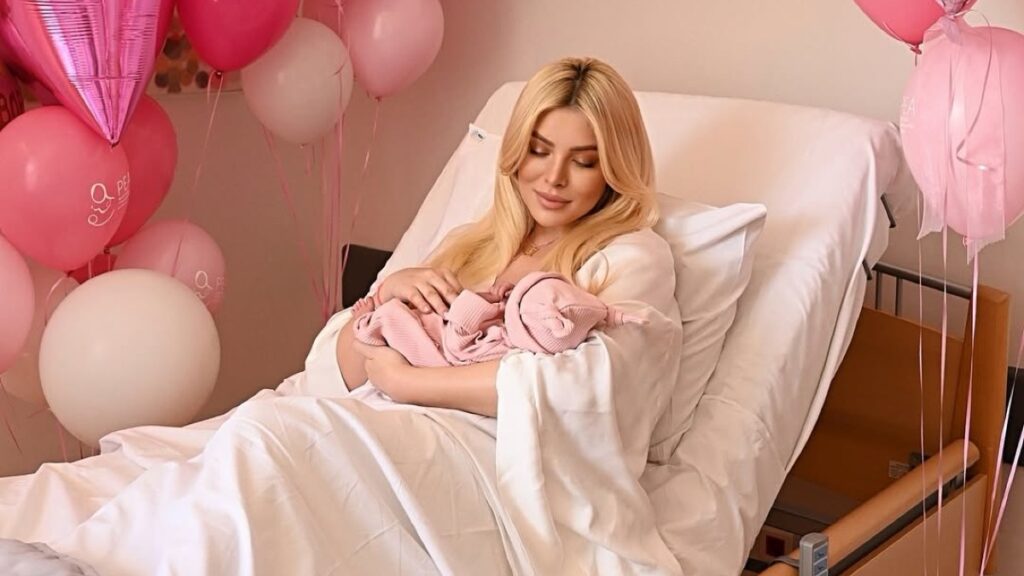 Κατερίνα Καινούργιου: Οι πρώτες φωτογραφίες με το μωρό και τον Παναγιώτη Κουτσουμπή – Έγινε μαμά και «έλιωσε» το Instagram