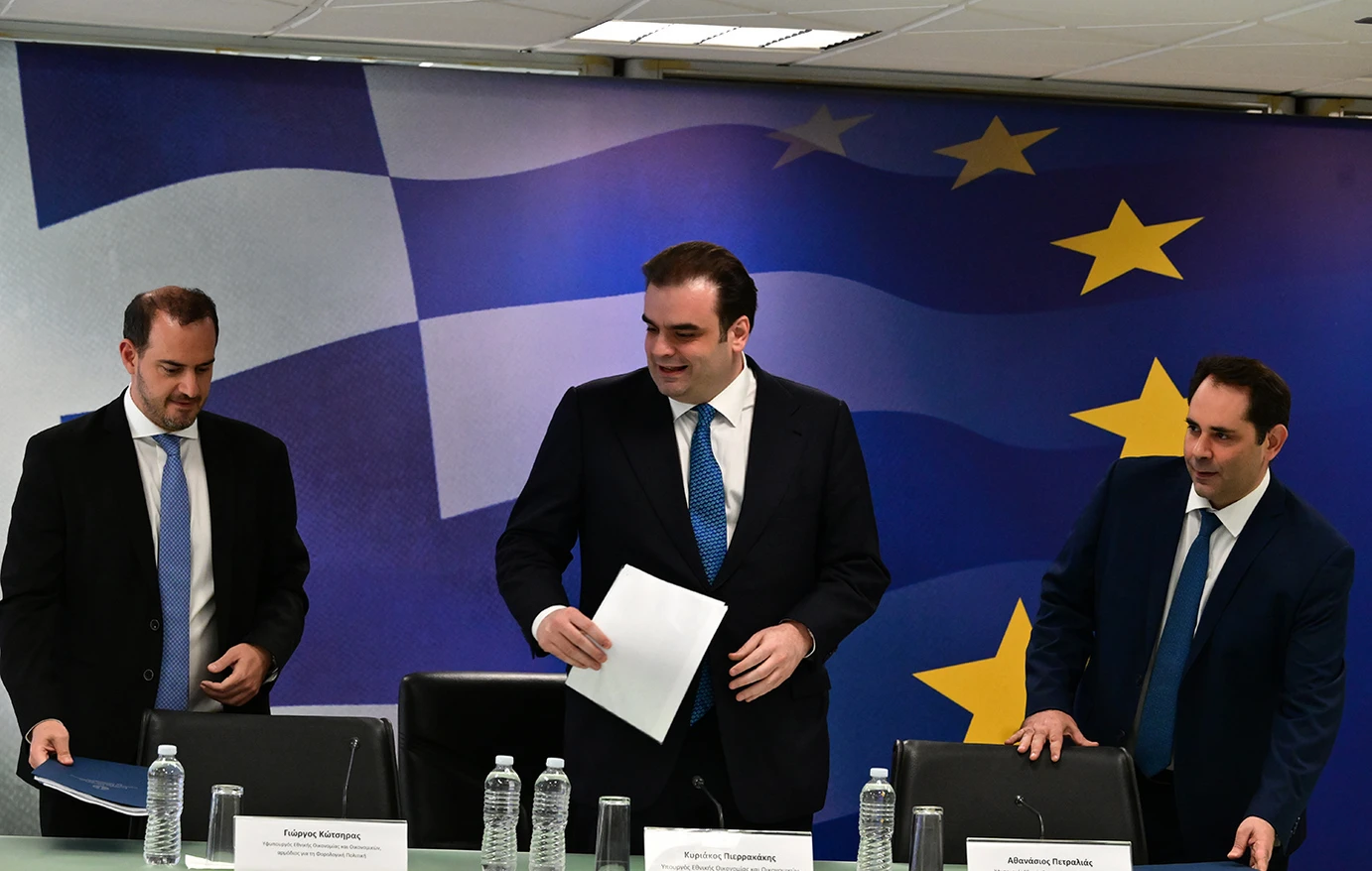 Νέα μέτρα: Πώς η κυβέρνηση μοιράζει το υπερπλεόνασμα των 500 εκατ. ευρώ